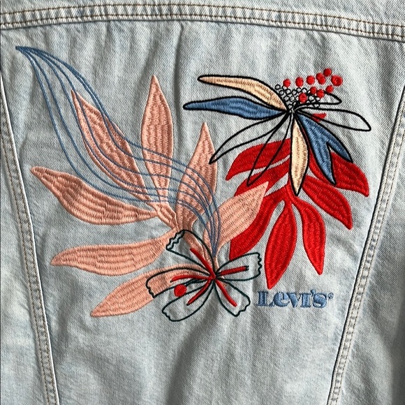 LEVI’S NWOT Light Blue Embroidered Denim Jacket, Size M - Picture 2 of 14
